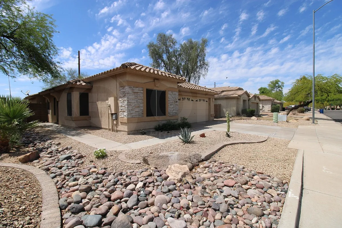 3 bed, 2.0 bath, 1679 sqft, $2,149 — Photo 3