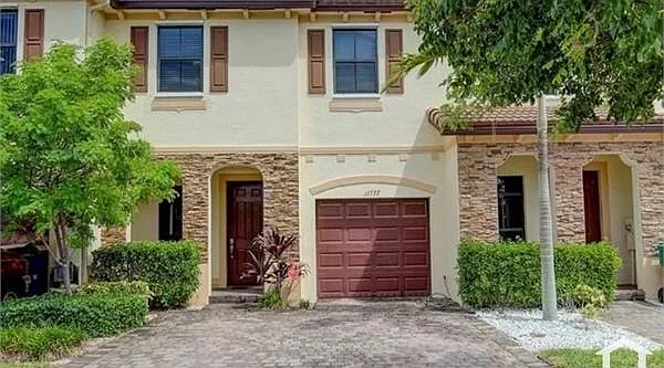 3 bed, 1587 sqft, $2,950 — Photo 2