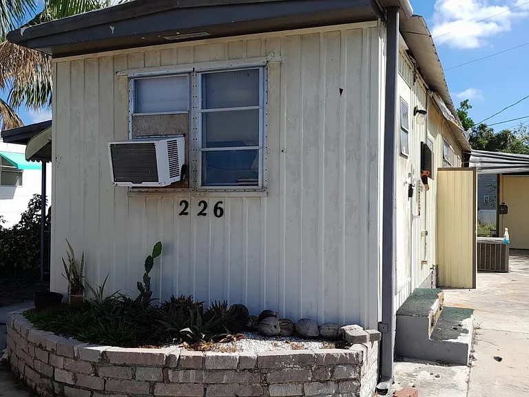 226 Lamplighter Ln — Photo 2