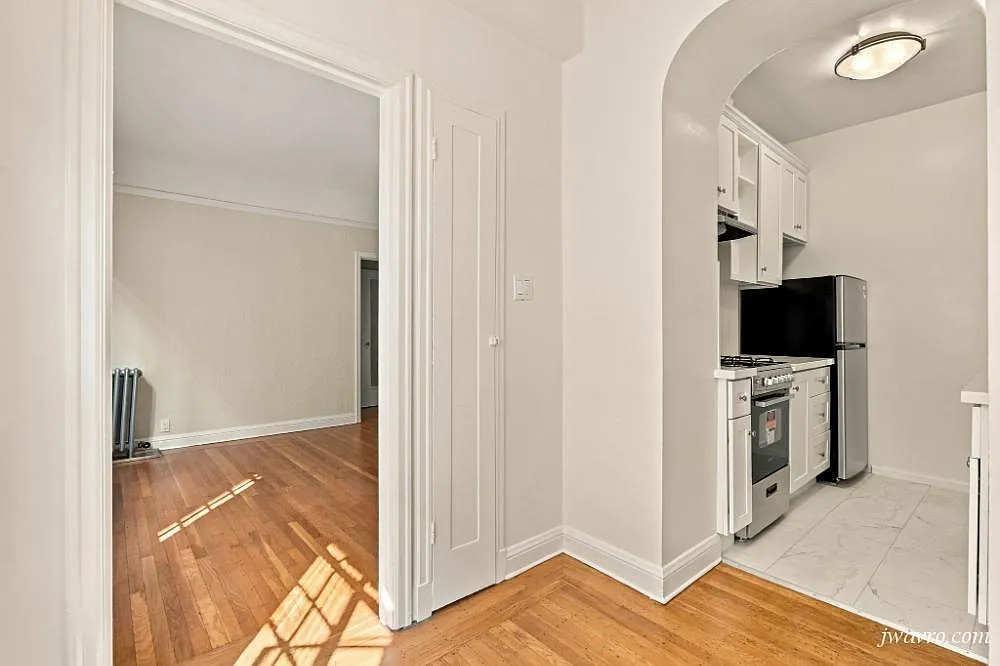 Wow! Spacious Quiet Remodeled Studio! Excellent Location! — Photo 3