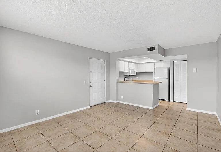 738 Executive Center Dr #21 — Photo 7