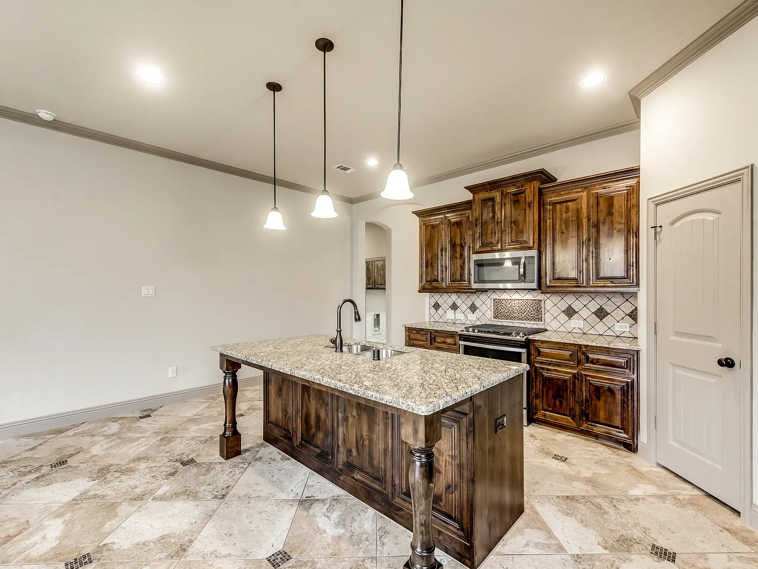 4 bed, 2128 sqft, $2,595 — Photo 4