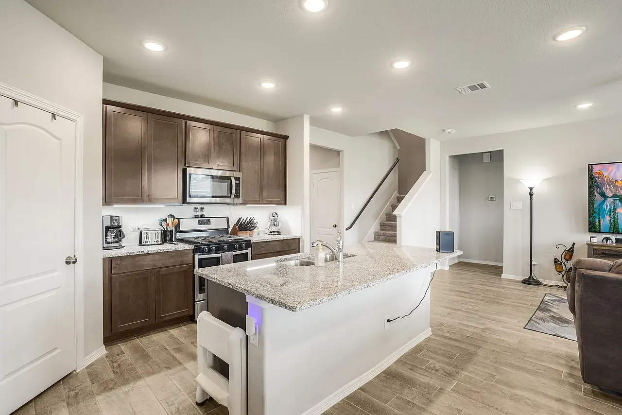 4 bed, 2466 sqft, $2,295 — Photo 3