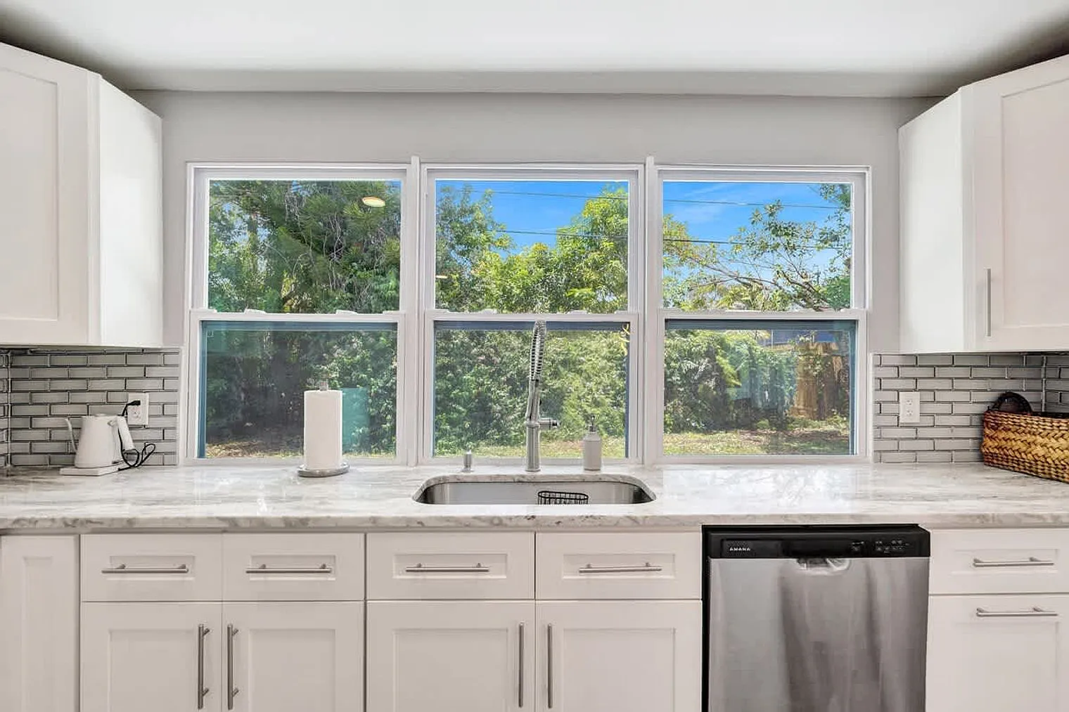 3 bed, 2.0 bath, 807 sqft, $6,533 — Photo 3