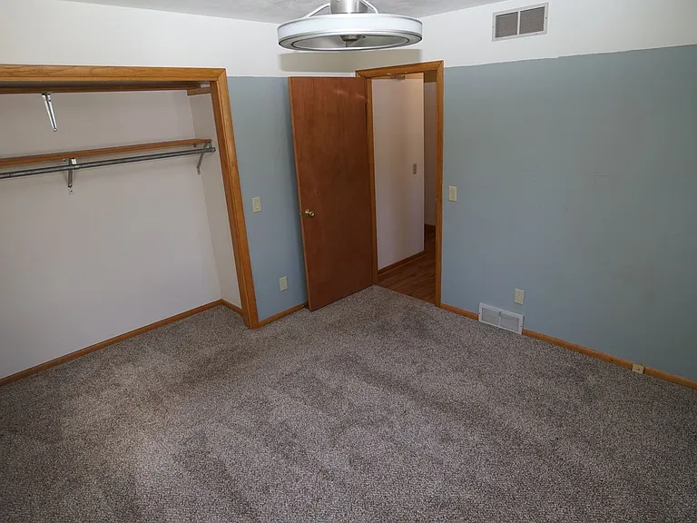 1518 Mendota St — Photo 8