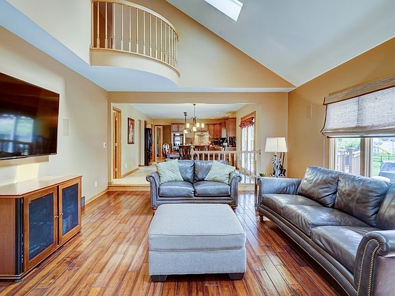5th image of 122 E Pinelake Dr