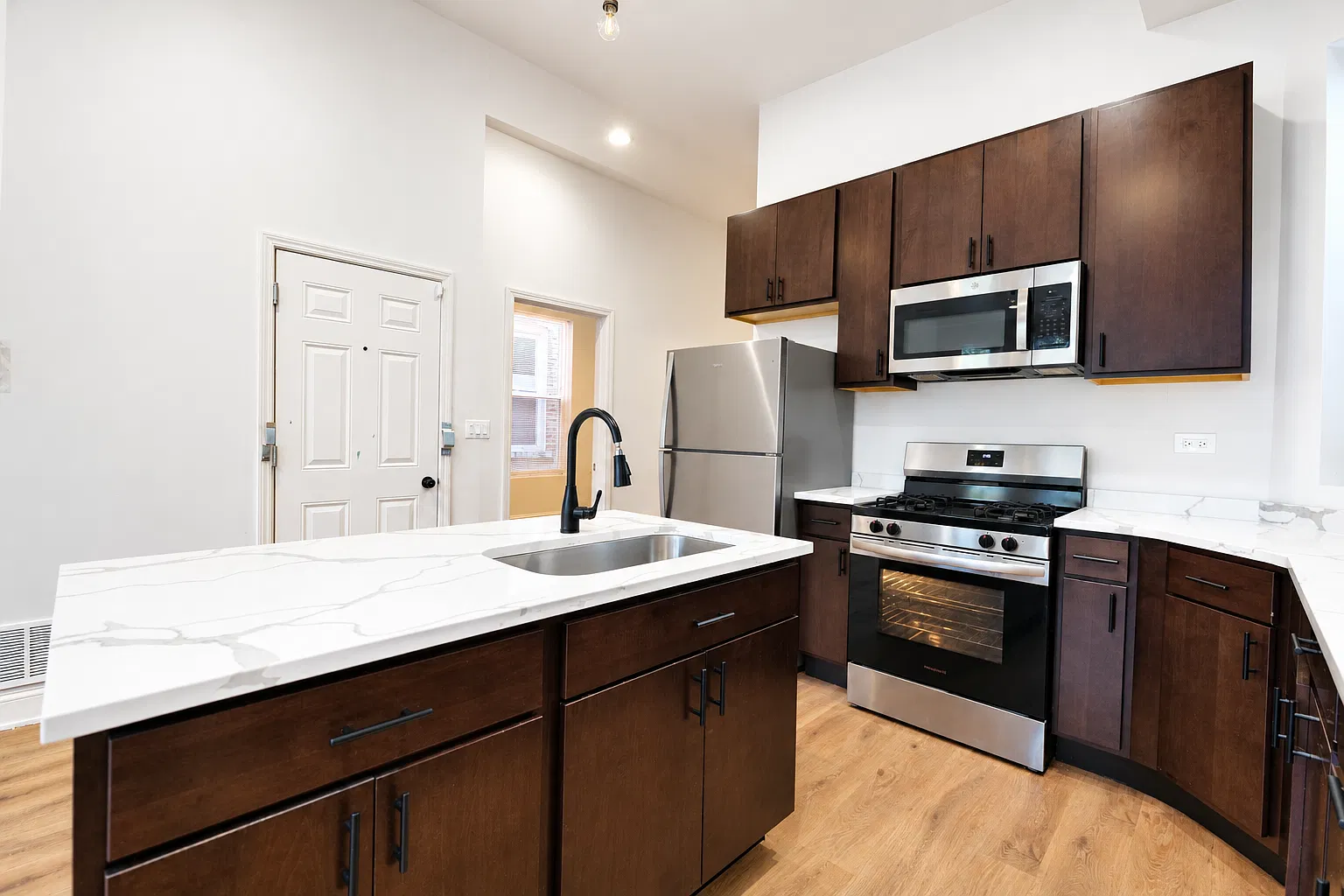3 bed, 2076 sqft, $2,200 — Photo 3