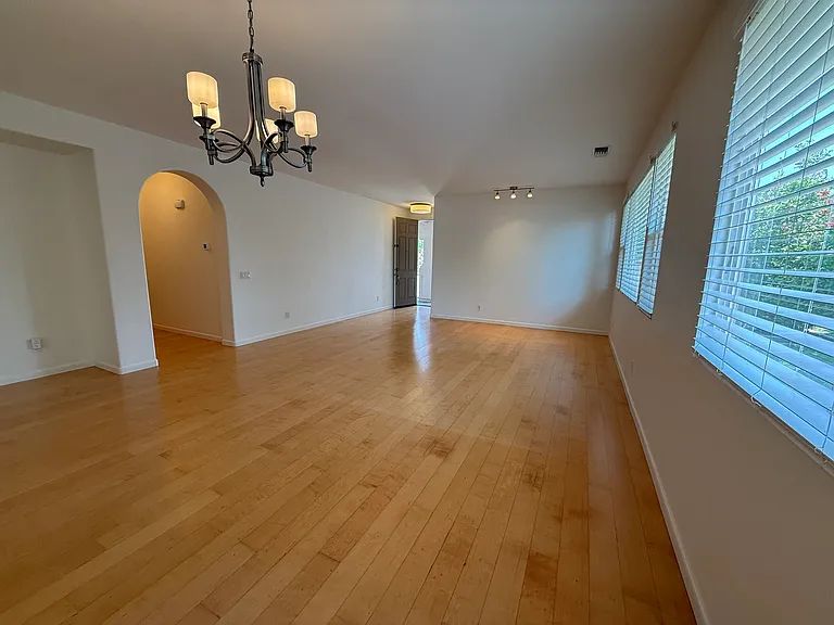 556 Rocking Horse Dr — Photo 3