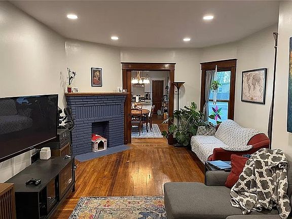 4th image of 374 Potomac Ave