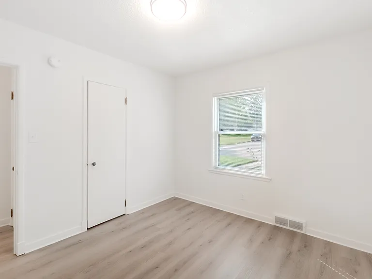 105 Sunset St — Photo 2