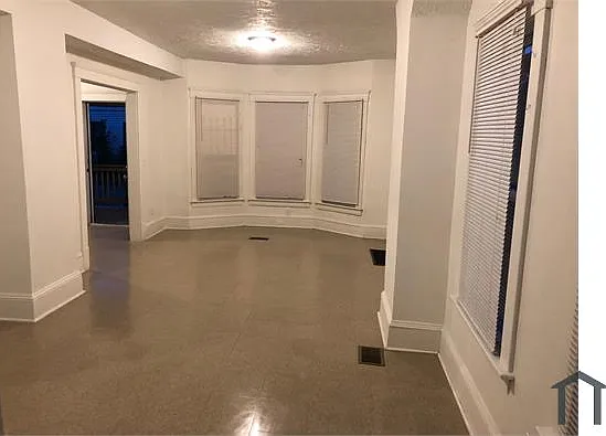 5 bed, 2000 sqft, $2,300 — Photo 4