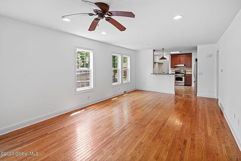 4th image of 158 Manor Avenue