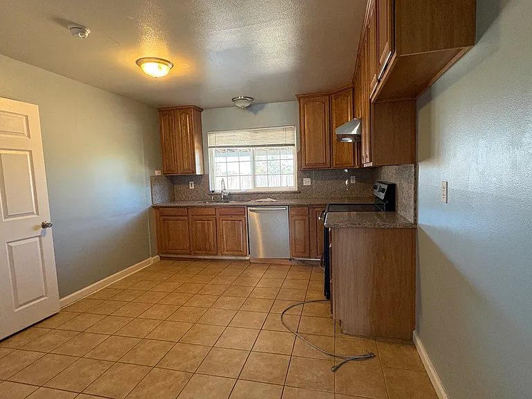 3496 Crestview Dr — Photo 3