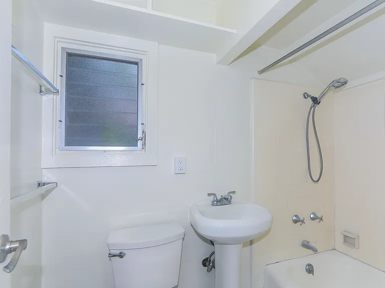 2534 E Manoa Rd #C — Photo 7