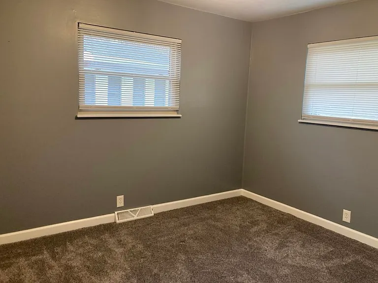 513 E Silver St — Photo 11
