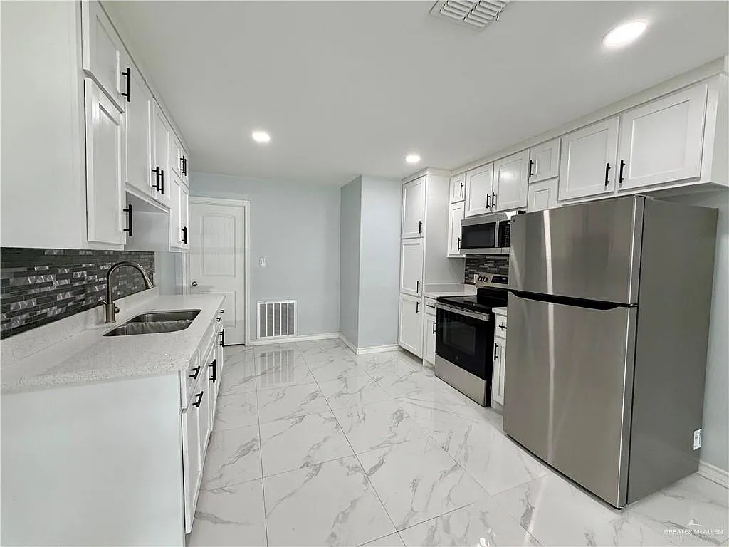 2 bed, 2.0 bath, 862 sqft, $1,350 — Photo 3