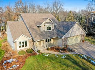 2704 Summerset Cir, Suamico, WI 54173