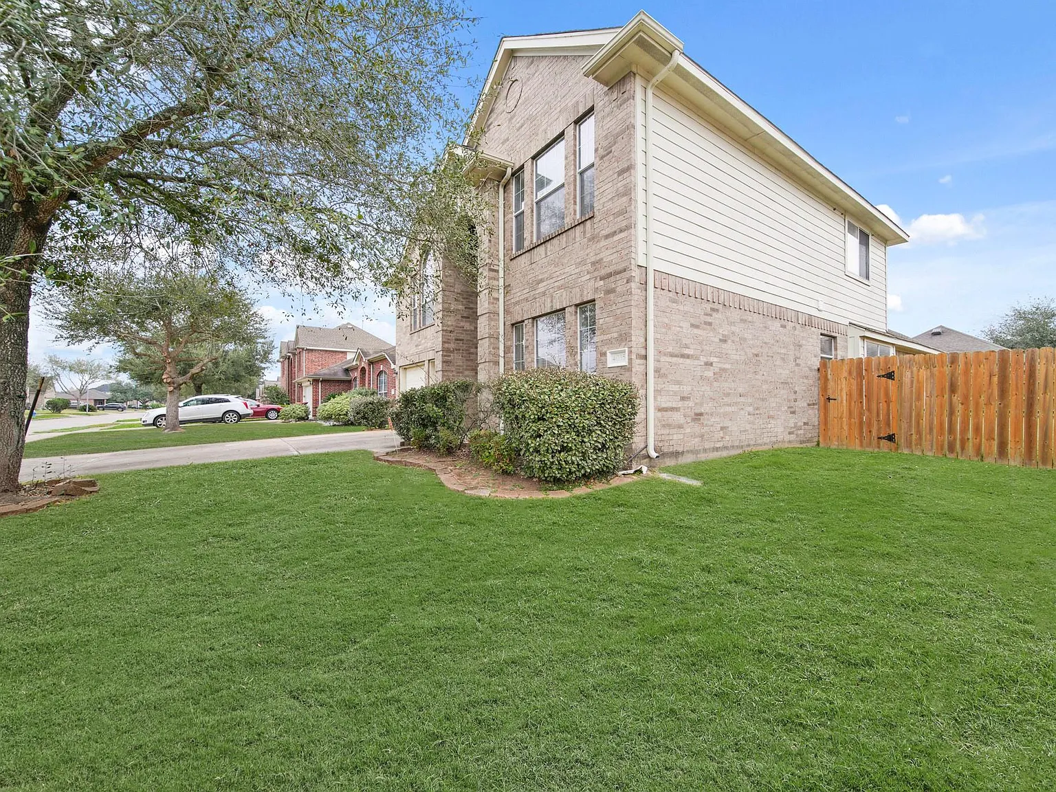 4 bed, 2.5 bath, 2359 sqft, $2,450 — Photo 3