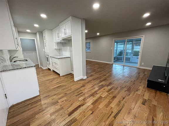 3rd image of 1016 N Cedar Ave E