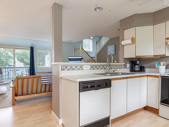 4th image of 146 W Grand Avenue #82