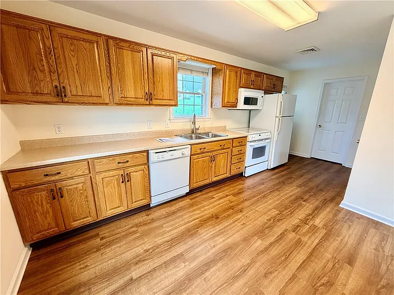 1433 Salisbury Rd — Photo 8