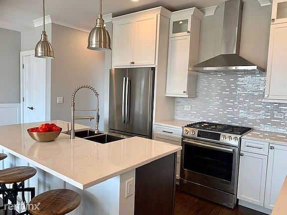 5th image of 2514 W Diversey Ave