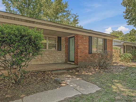 2nd image of 301 E Linden Cir