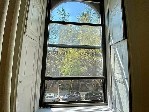 4th image of 339 W 84th St #5A