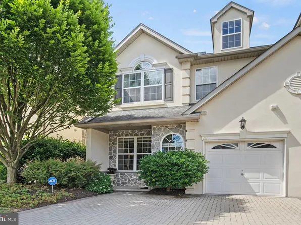 121 Meadow View Ln, Lansdale, PA 19446