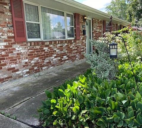 2nd image of 2322 Broadmoor Dr