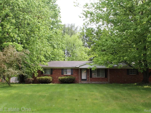 1425 N Alstott Dr, Howell, MI 48843