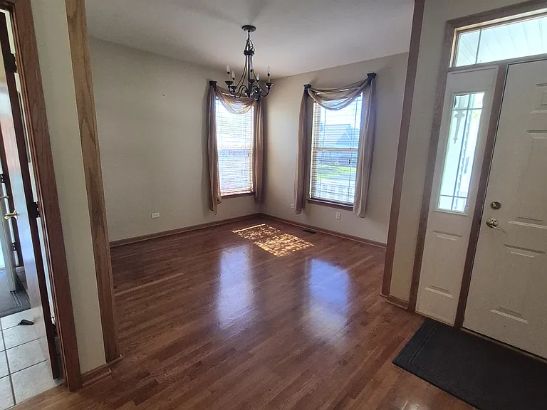 1628 Devonshire Ln — Photo 3