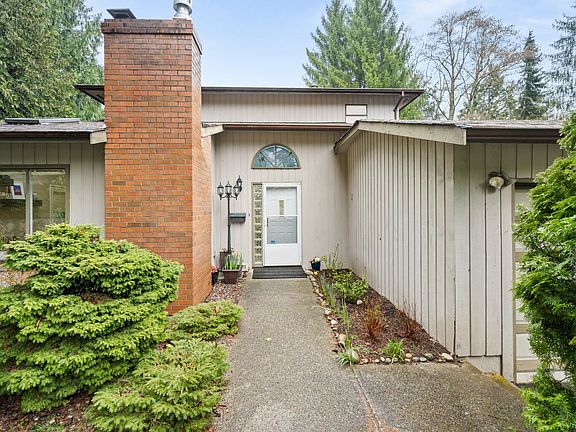 2nd image of 20185 Grade Cres