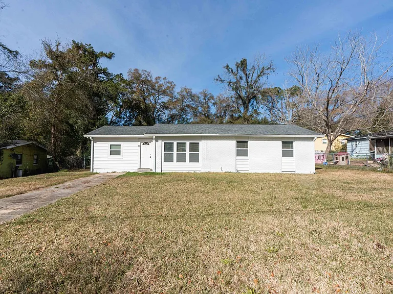 406 Essex Dr — Photo 1