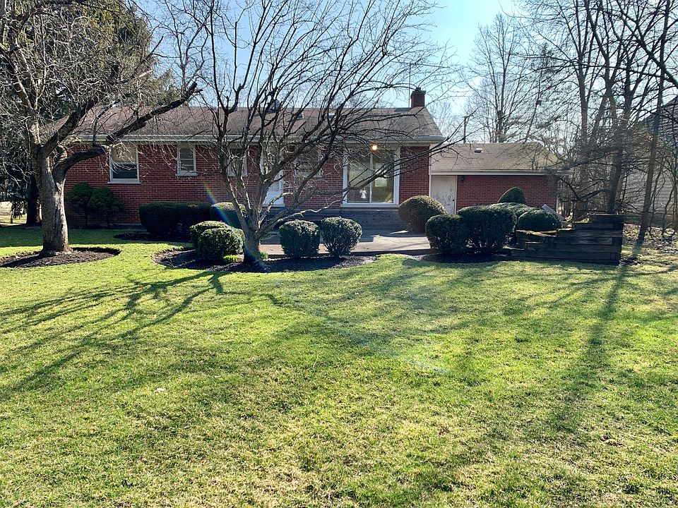 2nd image of 1694 Cloverdale Ave