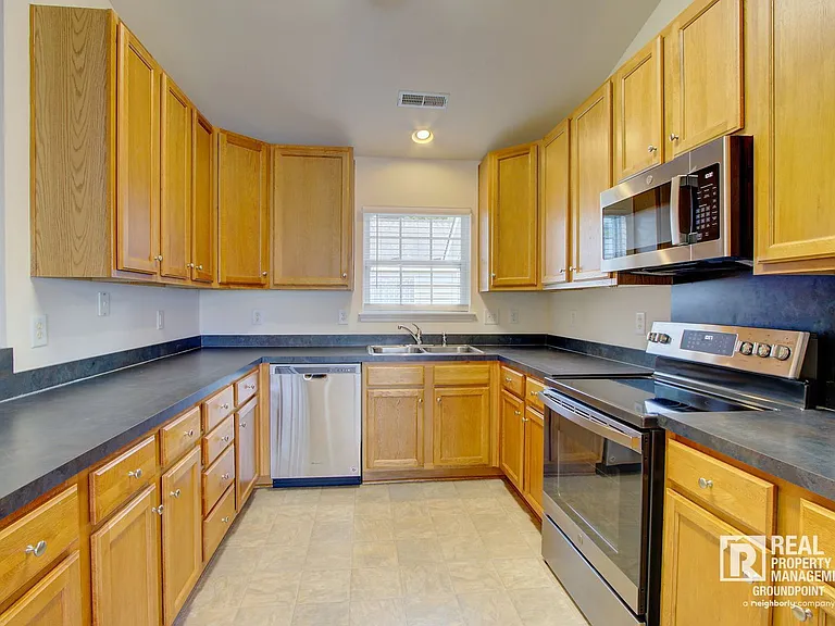 302 Coosawatchie St — Photo 2