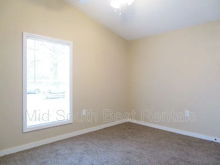 3688 Shoreham Dr — Photo 6