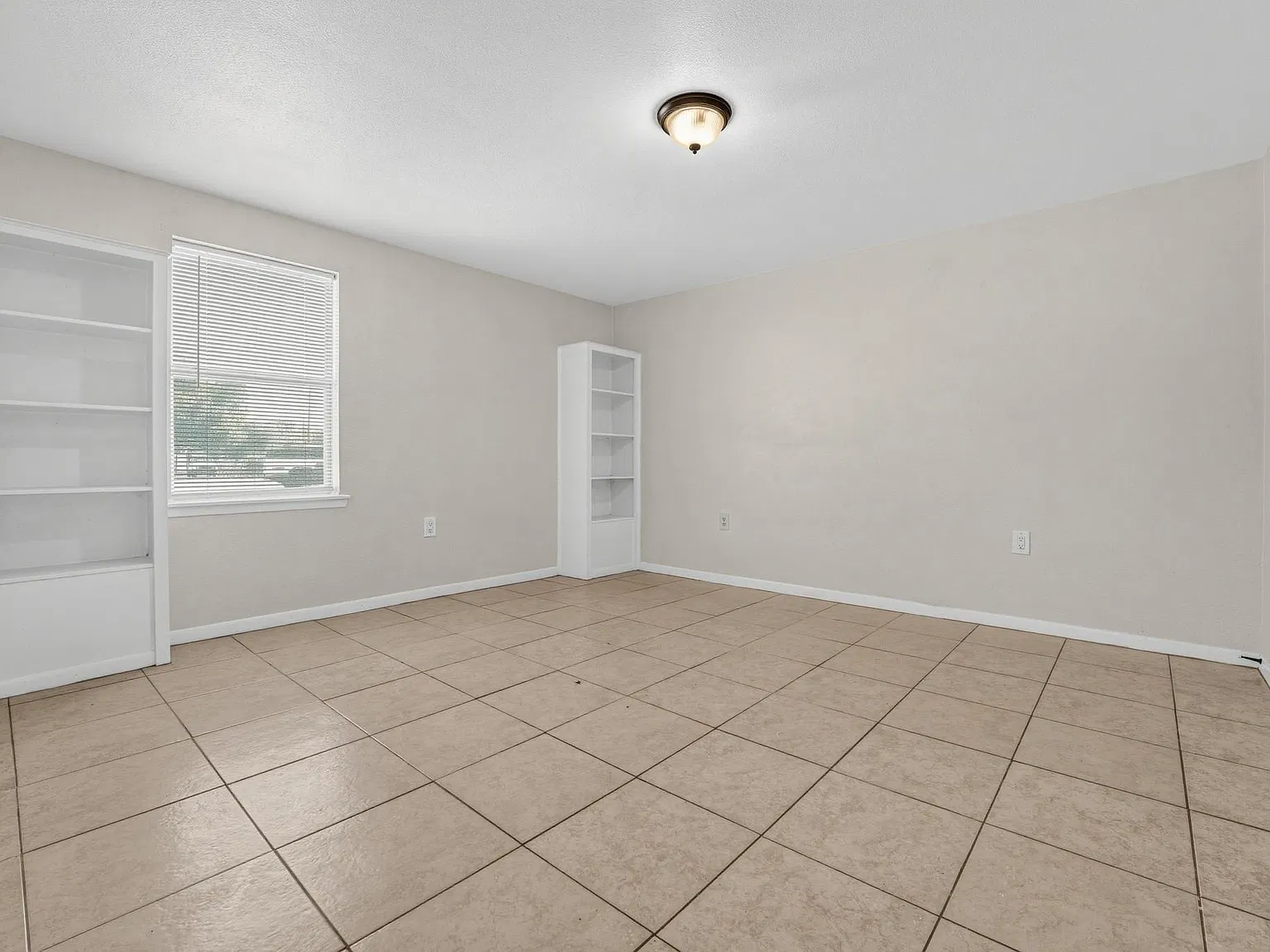 2 bed, 1.0 bath, 945 sqft, $795 — Photo 4