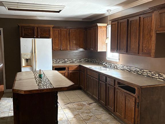 3rd image of 209 Robitaille Rd