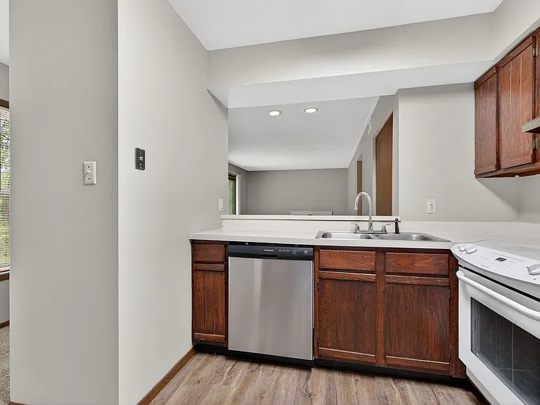 Woodhue Apartments — Photo 35