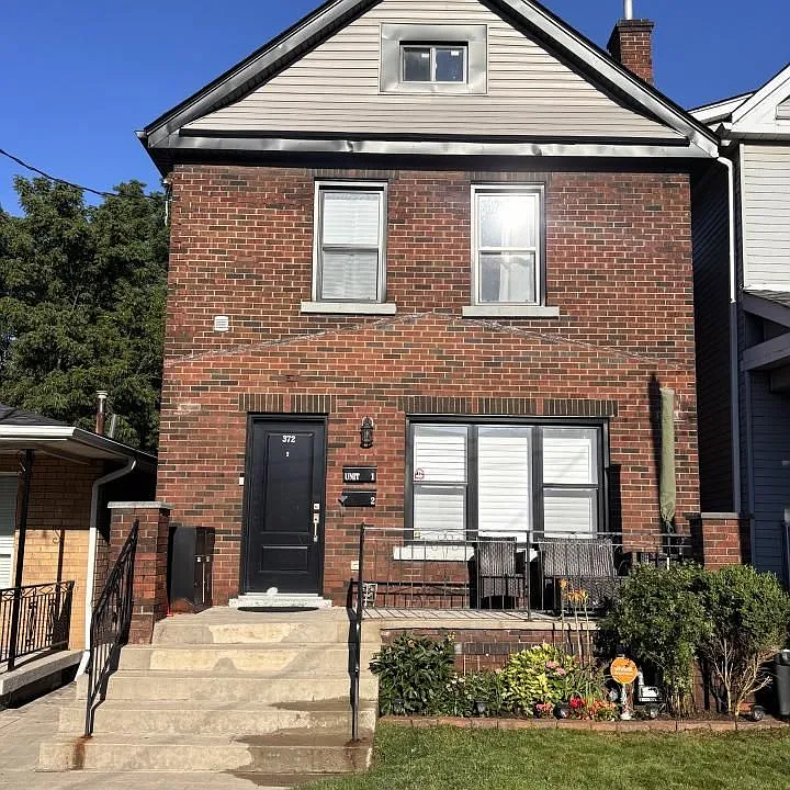 372 Mary St #1