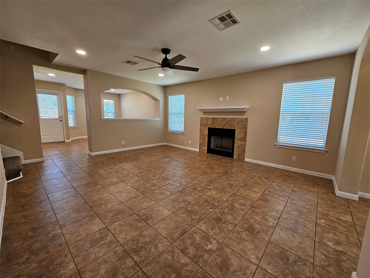 4 bed, 2.5 bath, 2074 sqft, $2,195 — Photo 4