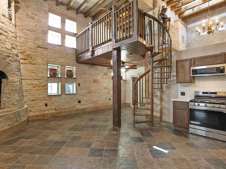 614 Pine Gully Rd #LOFT — Photo 3