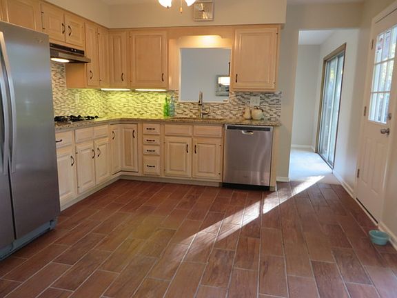 3rd image of 856 N Fairway Dr