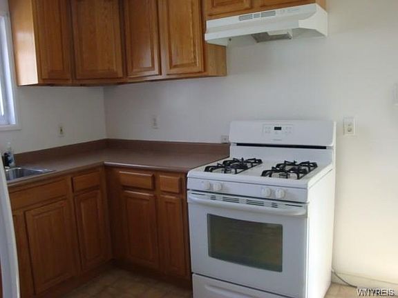 5th image of 108 Henderson Ave