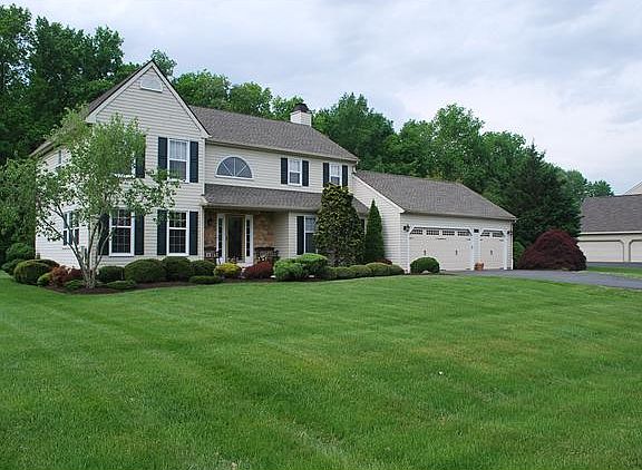 Great Curb Appeal!