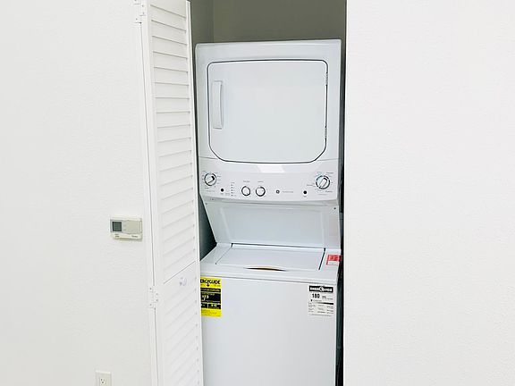 4th image of 621 N Bronson Ave #101