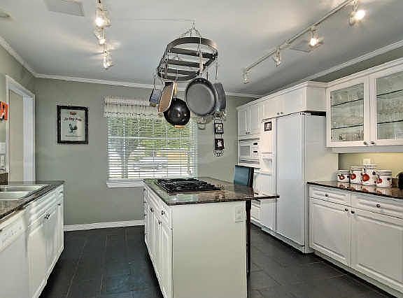 4th image of 10811 Camellia Dr