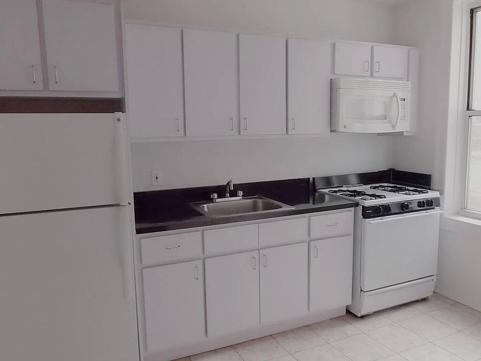 2nd image of 51 Stratford Rd APT D6