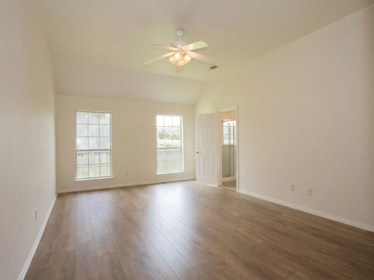 3 bed, 2104 sqft, $2,500 — Photo 2